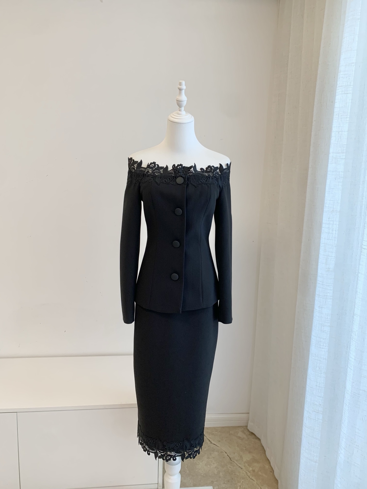 Women'S Fashion Long Coat - طقم نسائي أسود مطرز بالزهور، بياقة